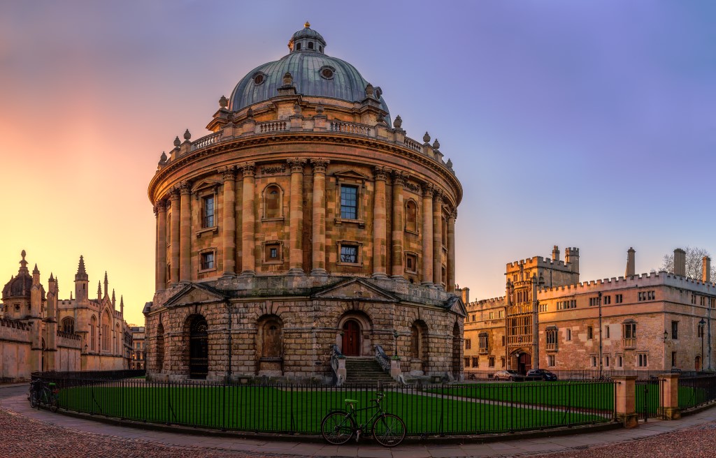 Oxford sights. Ротонда Рэдклиффа в Оксфорде. Бодлианская библиотека Оксфорд. Бодлеянская библиотека в Оксфорд. Библиотека Рэдклиффа в Оксфорде.